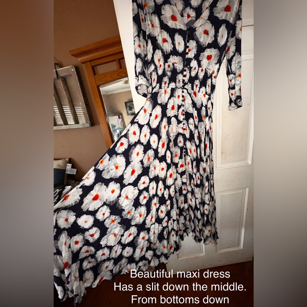 💰HUGE SALE💰 Maxi Dress.Quarter sleeves. Slit up the middle. Very light & Flowy